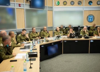 Jefe de Estado Mayor de las FDI, Eyal Zamir, y el Estado Mayor en el centro de mando