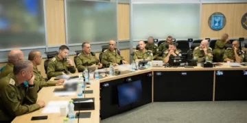 Jefe de Estado Mayor de las FDI, Eyal Zamir, y el Estado Mayor en el centro de mando