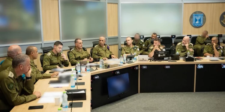 Jefe de Estado Mayor de las FDI, Eyal Zamir, y el Estado Mayor en el centro de mando