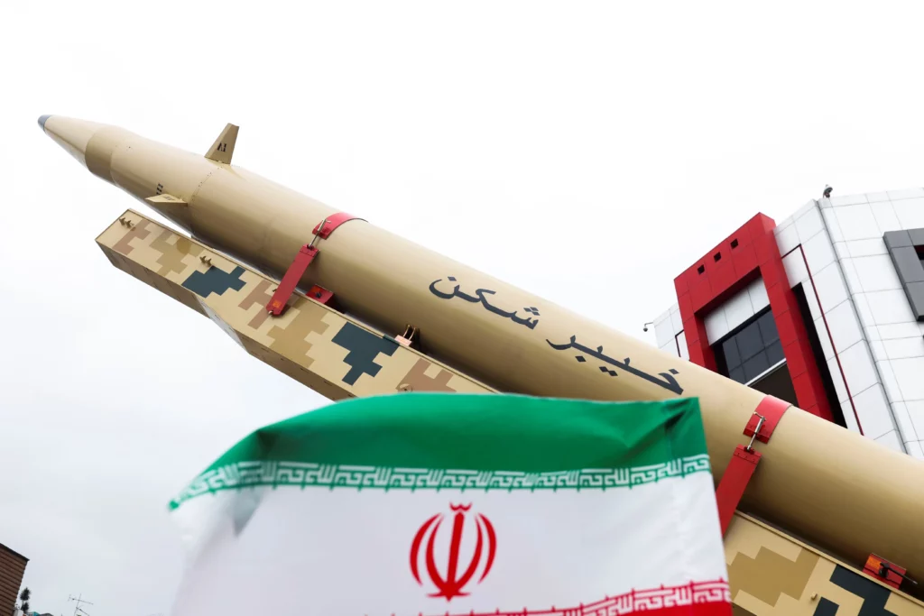 Un misil iraní se exhibe durante una manifestación por el Día de Quds, o Día de Jerusalén, en Teherán, Irán, el 29 de abril de 2022.