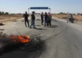 Residentes bloquean una carretera para impedir el paso de camiones cisterna desde los campos petrolíferos de Rmeilan durante protestas por el aumento del precio del combustible en Tal Tamr, noreste de Siria, el 16 de septiembre de 2026.
