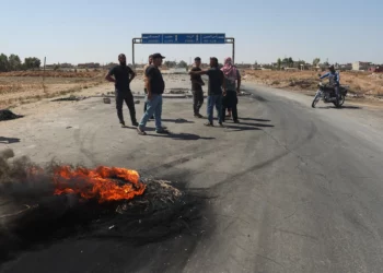 Residentes bloquean una carretera para impedir el paso de camiones cisterna desde los campos petrolíferos de Rmeilan durante protestas por el aumento del precio del combustible en Tal Tamr, noreste de Siria, el 16 de septiembre de 2026.
