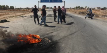 Residentes bloquean una carretera para impedir el paso de camiones cisterna desde los campos petrolíferos de Rmeilan durante protestas por el aumento del precio del combustible en Tal Tamr, noreste de Siria, el 16 de septiembre de 2026.