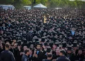 Miles de hombres judíos ultraortodoxos protestan frente a una prisión militar cerca de Kfar Yona, Israel, el 17 de junio de 2026.