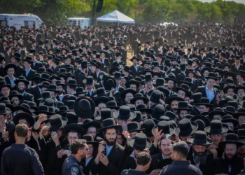 Miles de hombres judíos ultraortodoxos protestan frente a una prisión militar cerca de Kfar Yona, Israel, el 17 de junio de 2026.
