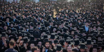 Miles de hombres judíos ultraortodoxos protestan frente a una prisión militar cerca de Kfar Yona, Israel, el 17 de junio de 2026.
