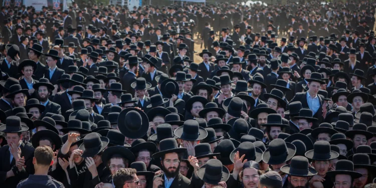 Miles de hombres judíos ultraortodoxos protestan frente a una prisión militar cerca de Kfar Yona, Israel, el 17 de junio de 2026.