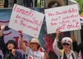 Manifestantes sostienen carteles durante una protesta frente a la embajada de Israel en Bangkok, Tailandia, el 10 de septiembre de 2026.