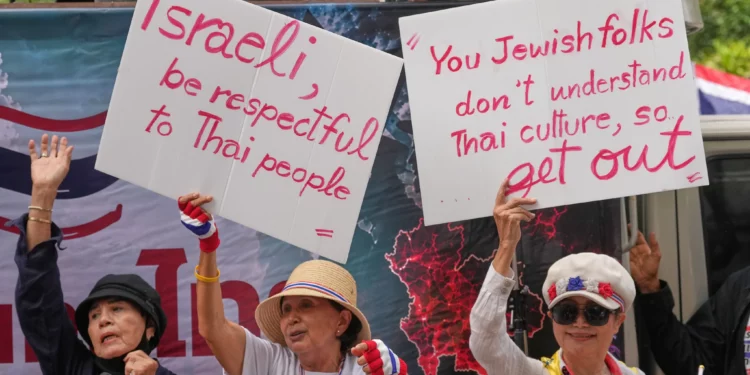 Manifestantes sostienen carteles durante una protesta frente a la embajada de Israel en Bangkok, Tailandia, el 10 de septiembre de 2026.