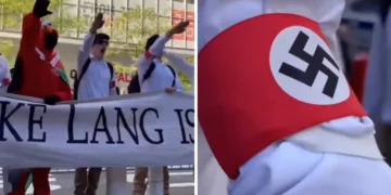 Participantes en una protesta neonazi en Nueva York