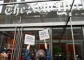 Manifestantes frente a las oficinas de The New York Times en Nueva York, el 14 de mayo de 2026.