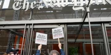 Manifestantes frente a las oficinas de The New York Times en Nueva York, el 14 de mayo de 2026.