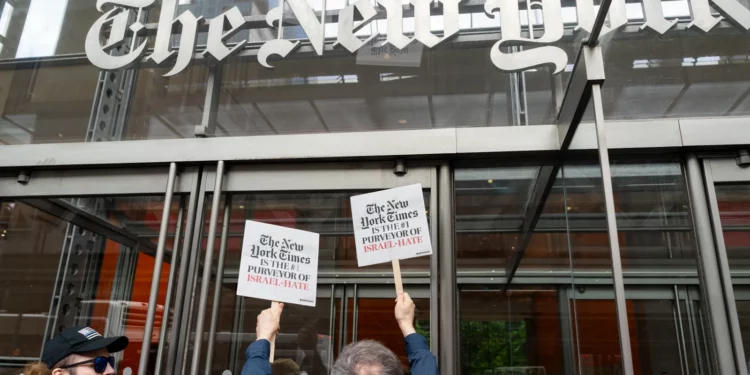 Manifestantes frente a las oficinas de The New York Times en Nueva York, el 14 de mayo de 2026.