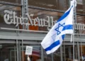 Manifestantes frente a las oficinas de The New York Times en Nueva York, 14 de mayo de 2026.