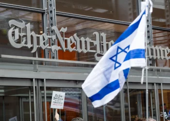 Manifestantes frente a las oficinas de The New York Times en Nueva York, 14 de mayo de 2026.