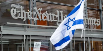 Manifestantes frente a las oficinas de The New York Times en Nueva York, 14 de mayo de 2026.