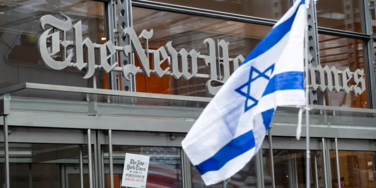 Manifestantes frente a las oficinas de The New York Times en Nueva York, 14 de mayo de 2026.