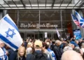 Manifestantes frente a las oficinas de The New York Times en Nueva York, el 14 de mayo de 2026.