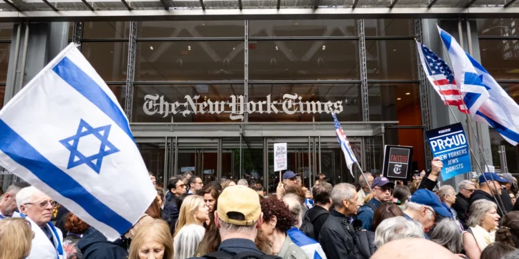 Manifestantes frente a las oficinas de The New York Times en Nueva York, el 14 de mayo de 2026.
