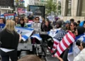 Manifestantes protestan contra el estreno norteamericano de «NAZA» en Nueva York