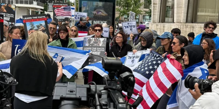 Manifestantes protestan contra el estreno norteamericano de «NAZA» en Nueva York