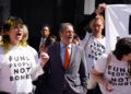 Brad Lander participa con otros manifestantes en una protesta antes del discurso de Benjamín Netanyahu ante la Asamblea General de la ONU, el 24 de septiembre de 2026, en Nueva York.