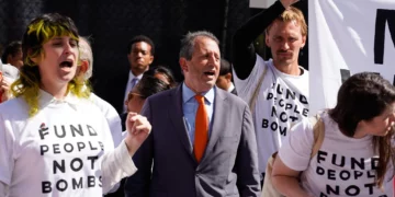 Brad Lander participa con otros manifestantes en una protesta antes del discurso de Benjamín Netanyahu ante la Asamblea General de la ONU, el 24 de septiembre de 2026, en Nueva York.