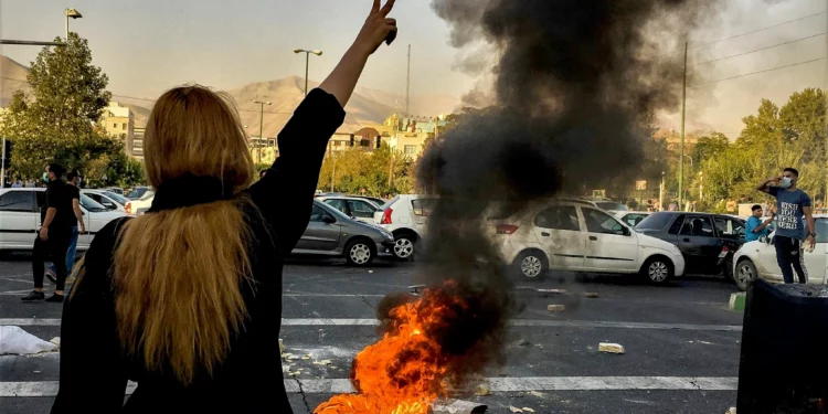 Protestas en Teherán tras la muerte de Mahsa Amini luego de ser detenida por la policía de la moral, el 1 de octubre de 2022.