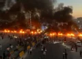 Manifestantes queman neumáticos y otros escombros para bloquear una carretera durante las protestas por el aumento del combustible en Maarat al-Numan, Idlib, el 13 de septiembre de 2026.