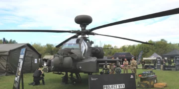 Proyecto NYX del Ejército británico para operaciones conjuntas de helicópteros Apache AH-64E y drones autónomos armados.