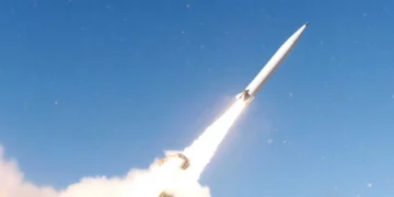 El Ejército de EE. UU. adjudicó a Lockheed Martin un contrato de US$1.211,2 millones para la producción temprana del PrSM Increment 2, equipado con buscador para atacar blancos marítimos y terrestres móviles.