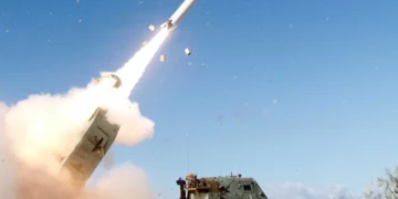 Lanzamiento de un misil PrSM del Ejército de Estados Unidos durante una prueba de fuego real