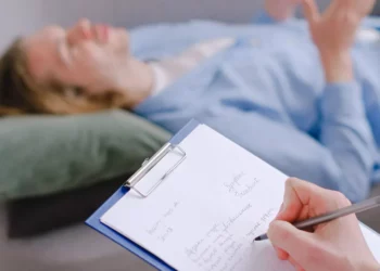 Un terapeuta conversa con un paciente.