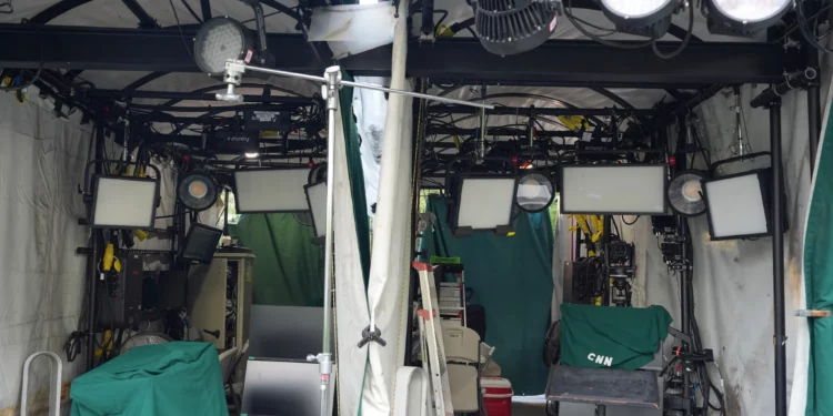 Puestos de televisión de CNN cubiertos en el jardín norte de la Casa Blanca en Washington el 21 de septiembre de 2026
