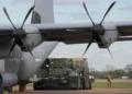 Municiones son descargadas de un avión de carga en la plataforma de RAF Fairford, Inglaterra, el 26 de marzo de 2026.