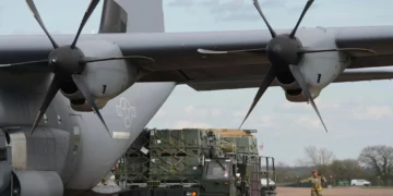 Municiones son descargadas de un avión de carga en la plataforma de RAF Fairford, Inglaterra, el 26 de marzo de 2026.