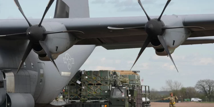 Municiones son descargadas de un avión de carga en la plataforma de RAF Fairford, Inglaterra, el 26 de marzo de 2026.
