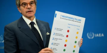 El director general del OIEA, Rafael Grossi, habla con la prensa durante una reunión de la Junta de Gobernadores en Viena, 5 de junio de 2026.