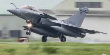 Un F-2A japonés rueda junto a un A330 MRTT francés durante PEGASE 2026