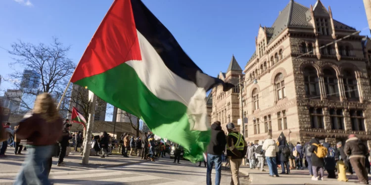 Manifestantes participan en una marcha por el Día de Al-Quds en Toronto