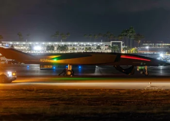 El dron RAVN X salió de un hangar del aeropuerto de Long Beach.