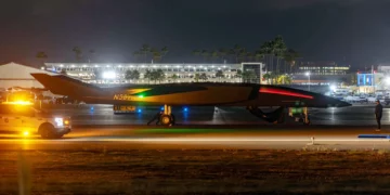 El dron RAVN X salió de un hangar del aeropuerto de Long Beach.