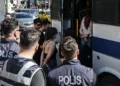 Imagen ilustrativa: manifestantes con las manos sujetas con bridas suben a una furgoneta policial tras ser detenidos después de la Marcha del Orgullo LGBT en el distrito de Kadikoy, Estambul, el 30 de junio de 2024. (KEMAL ASLAN/AFP)