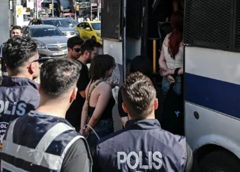 Imagen ilustrativa: manifestantes con las manos sujetas con bridas suben a una furgoneta policial tras ser detenidos después de la Marcha del Orgullo LGBT en el distrito de Kadikoy, Estambul, el 30 de junio de 2024. (KEMAL ASLAN/AFP)