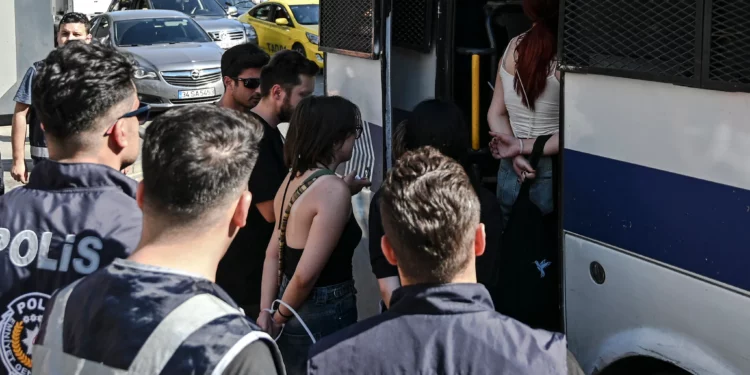 Imagen ilustrativa: manifestantes con las manos sujetas con bridas suben a una furgoneta policial tras ser detenidos después de la Marcha del Orgullo LGBT en el distrito de Kadikoy, Estambul, el 30 de junio de 2024. (KEMAL ASLAN/AFP)