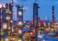 Refinería de petróleo operando a capacidad máxima