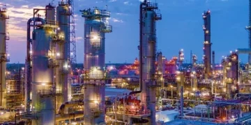 Refinería de petróleo operando a capacidad máxima