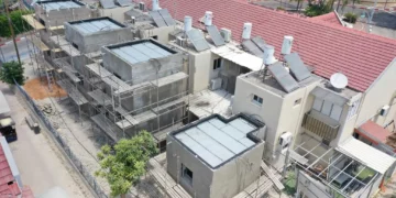 Construcción de habitaciones protegidas reforzadas en comunidades del norte de Israel dentro del programa Escudo del Norte, 6 de septiembre de 2026.
