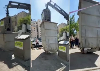 Bomberos rescatan a un hombre de un contenedor de basura subterráneo en Gilo, Jerusalén