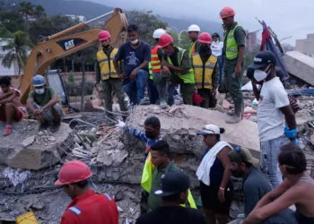 Rescatistas y familiares buscan a sus seres queridos entre los restos de un edificio colapsado por los terremotos en La Guaira, Venezuela, el 21 de julio de 2026.